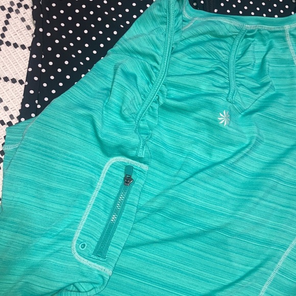 2 long sleeve rash guards - Picture 5 of 9